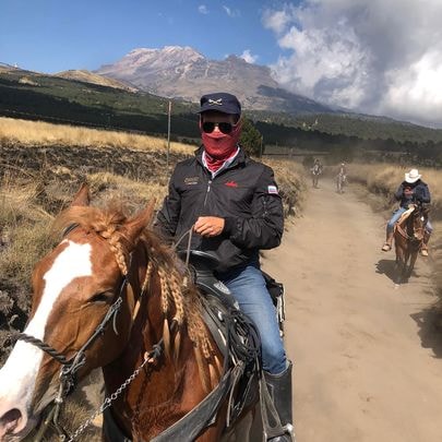Puede ser una imagen de una o varias personas, caballo y al aire libre